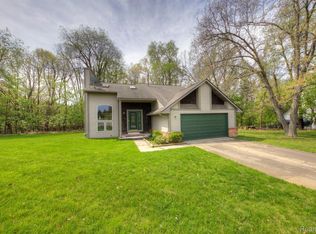 850 Village Pine Ln, Ortonville, MI 48462