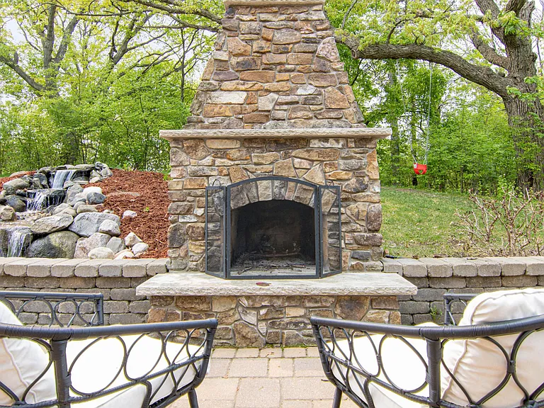 225 Paisley Ln — Photo 4