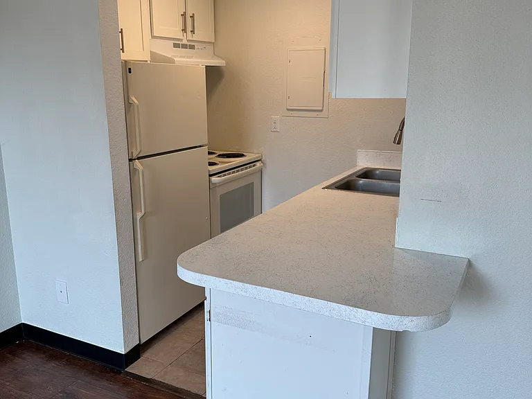 1025 W Entiat Ave #D16 — Photo 5