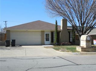 6900 Amber Dr, Fort Worth, TX 76133
