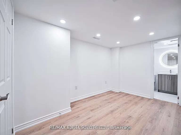 1229 McCron Cres — Photo 10