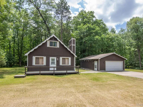 202 Redwine Dr, Houghton Lake, MI 48629