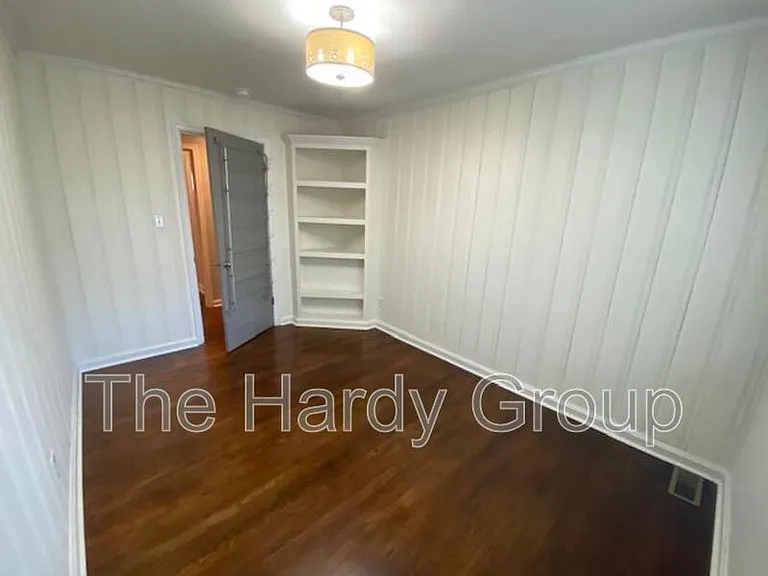 934 McKellar Dr — Photo 7