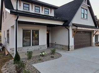 802 Country Club Ct, Johnson City, TN 37601