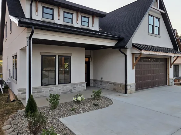 802 Country Club Ct, Johnson City, TN 37601