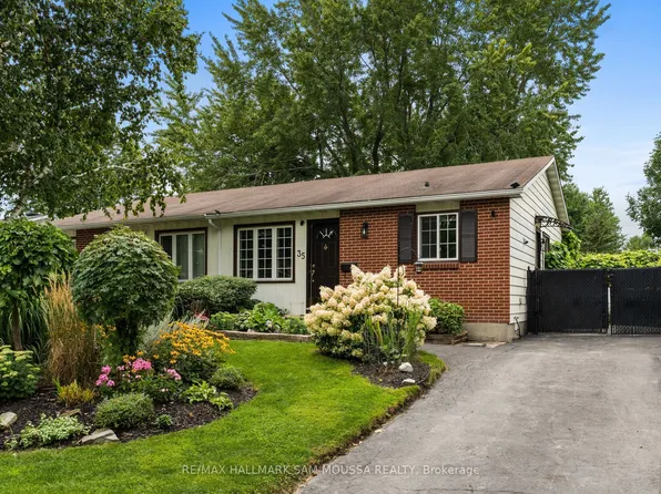 35 Ballantrae Way, Ottawa, ON K2L 1N3