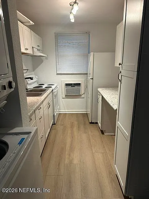 Studio, 1.0 bath, 375 sqft, $900 — Photo 4