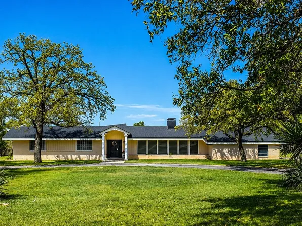 1124 W 6th St, Brady, TX 76825