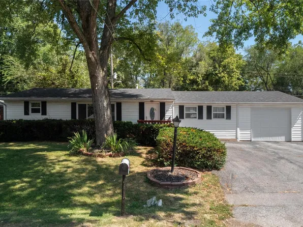 6121 Leo Dr, Belleville, IL 62223