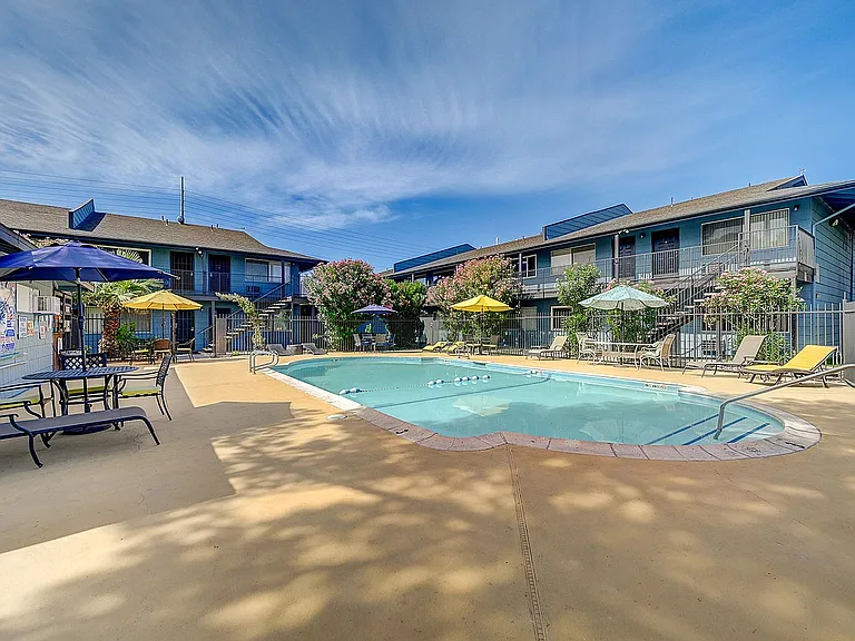 4050_Palos Verdes St-26