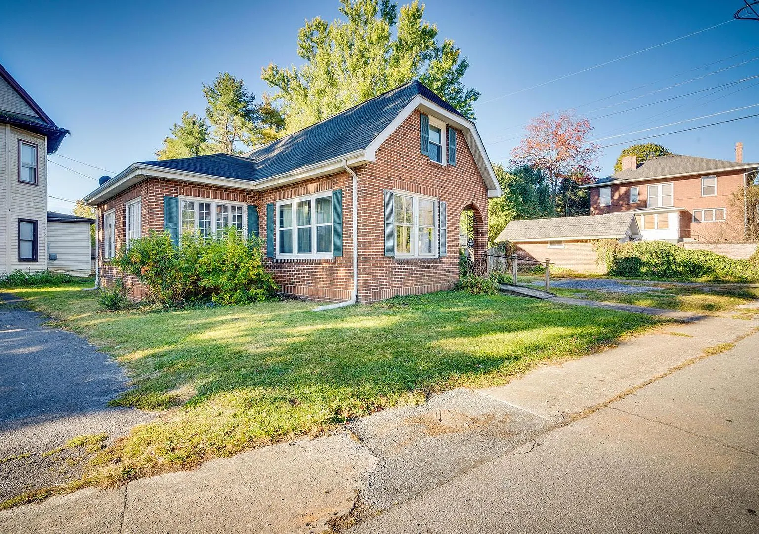 Coming Soon!! Charming 3 bed 2 Bath | Sunroom + Garage + Patio | Summer Special ! — Photo 3