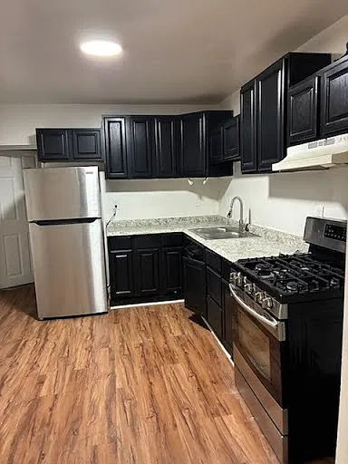803 W 7th St — Photo 2