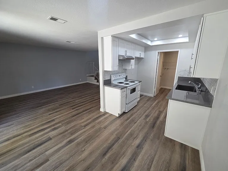 1826 S Lochglen Ct — Photo 2