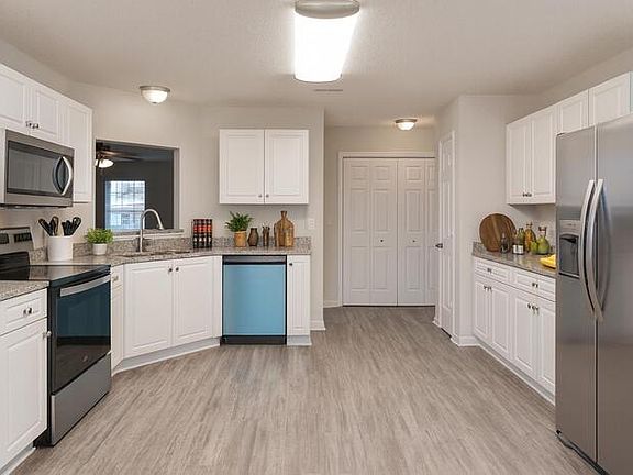 3rd image of 312 Killian Green Dr