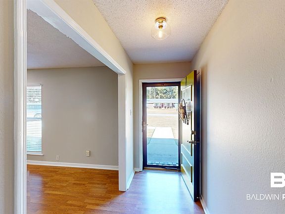 3rd image of 9743 Sunview Dr