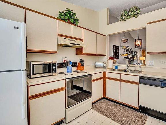 5th image of 2610 King Oak Cir