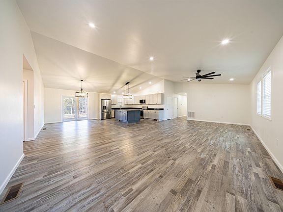 3rd image of 30 Lynndale Dr