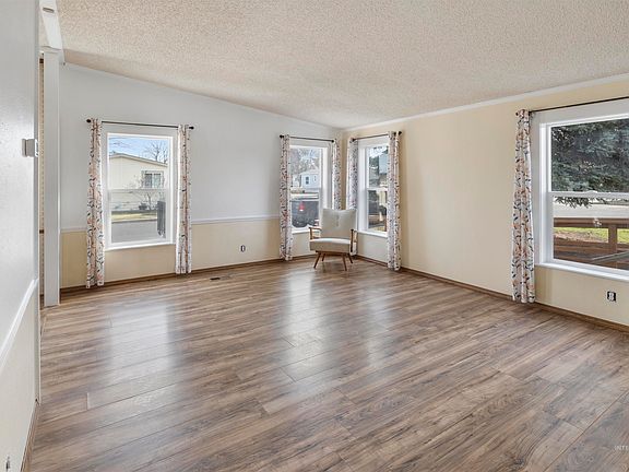 5th image of 2015 6th Ave Space 102