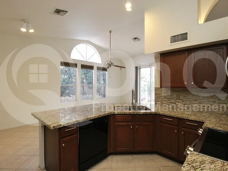 315 W Marconi Ave — Photo 8