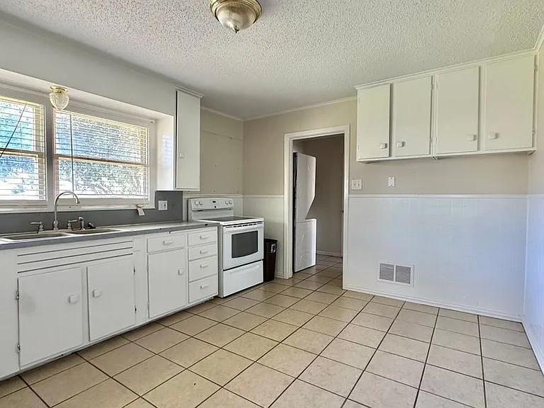 2473 Culver Ave — Photo 5