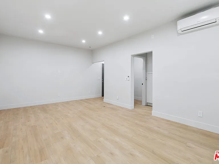 7229 Willoughby Ave #15 — Photo 3