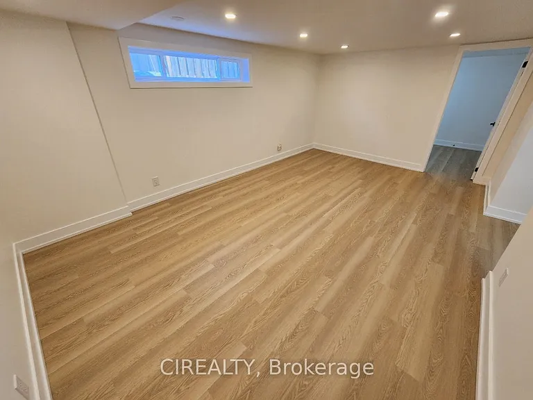 31 Bailey Cres #LOWER — Photo 9
