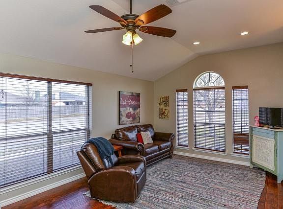 3rd image of 2400 Yorba Linda Dr