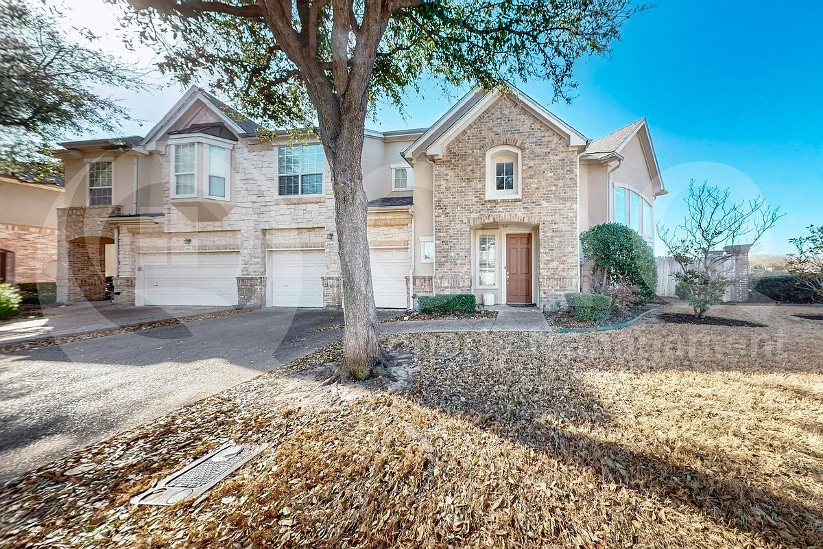 3 bed, 2.5 bath, 2130 sqft — Photo 4