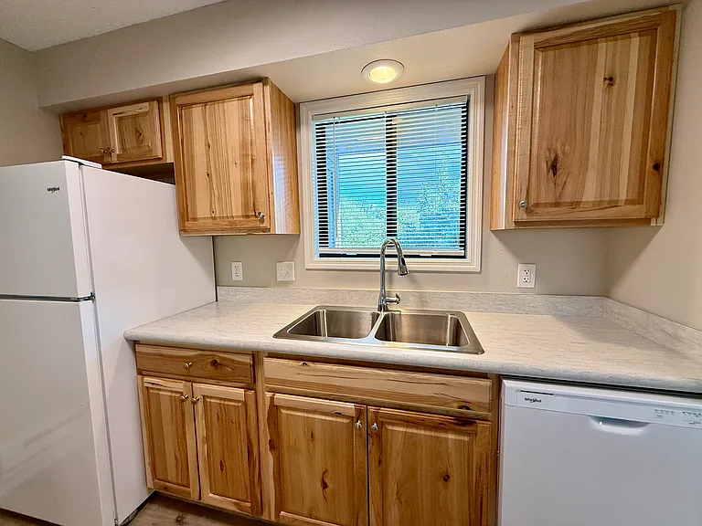 304 Hoffman Dr — Photo 2
