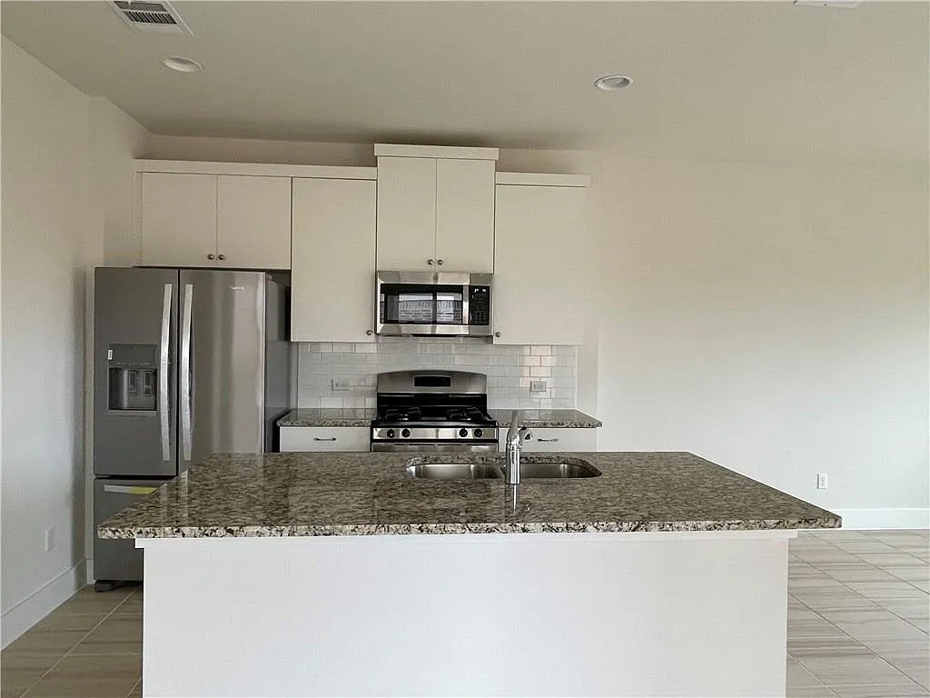 X - White Steppe Way 526 -- Savannah - 1 — Photo 1