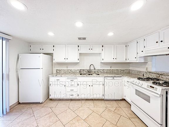 3rd image of 940 W Graaf Ave APT B