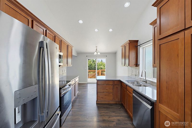 4th image of 9229 Carys Street SE