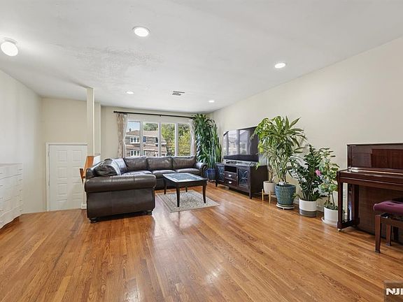 4th image of 1670 Maple St