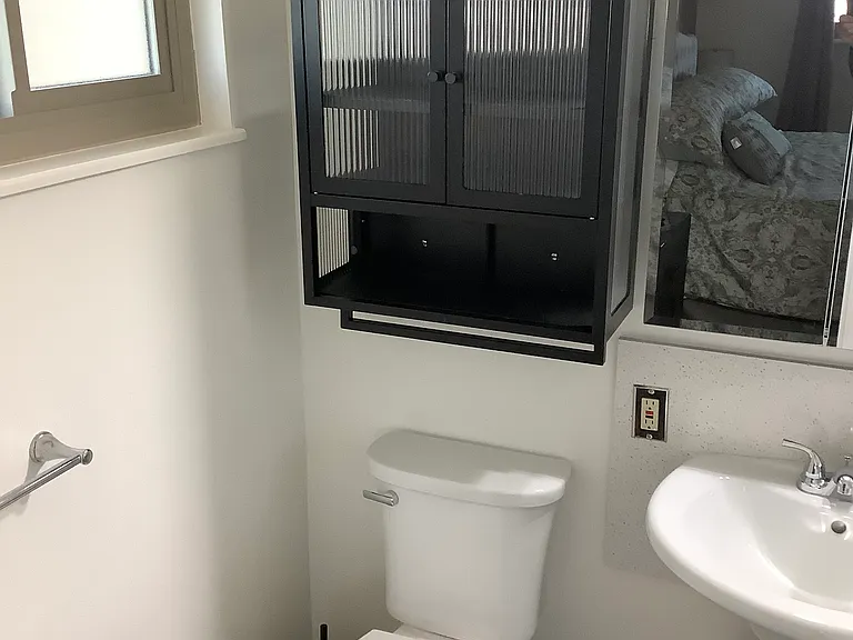 453 Leslie Ave — Photo 17