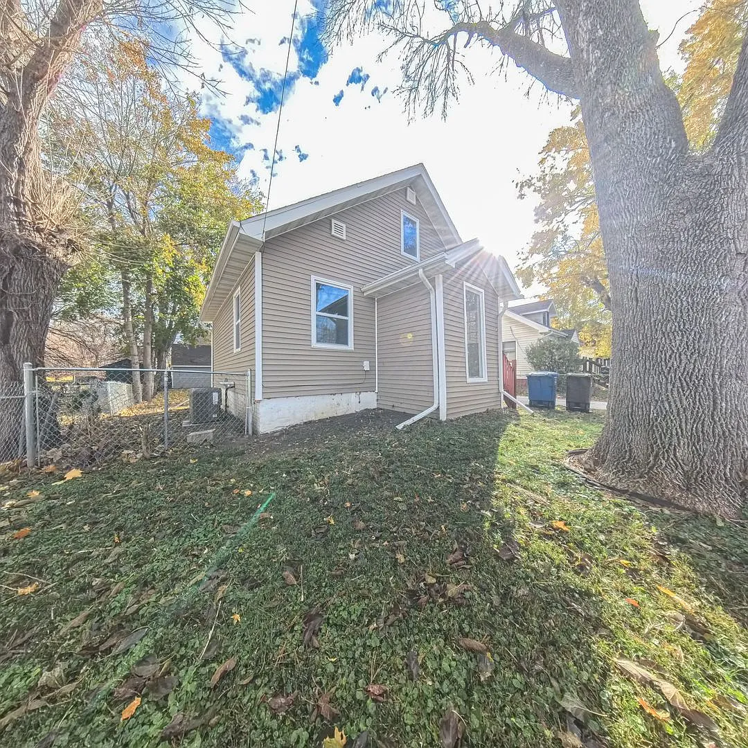 Updated 2 bedroom 2 bathroom with 2 Stall Garage — Photo 3