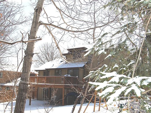 Private, fenced treed back yard.
