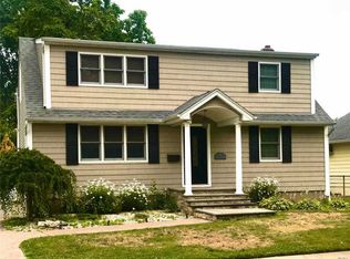 4 Woodbine Dr S, Hicksville, NY 11801