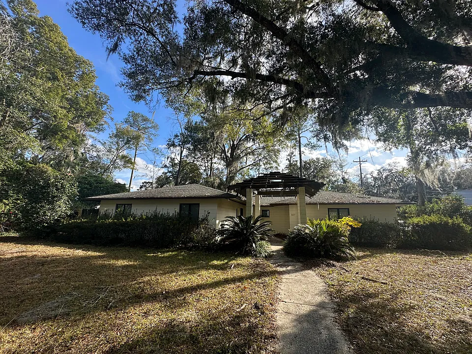 1637 NW 7th Ave
