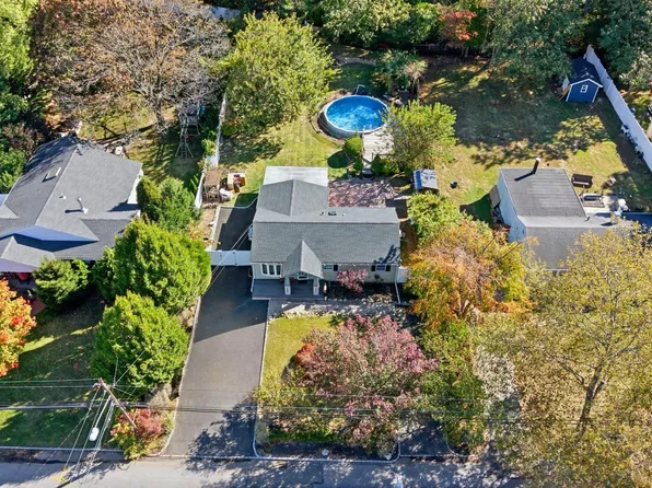 1537 N Thompson Dr, Bay Shore, NY 11706