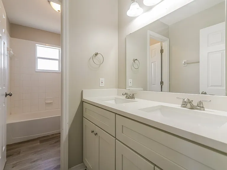 553 Brentford Ct — Photo 16