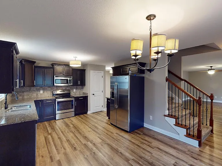 733 Cavalier Dr — Photo 3