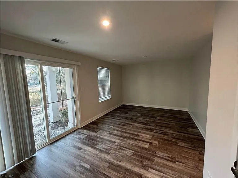 537 Westport St — Photo 11