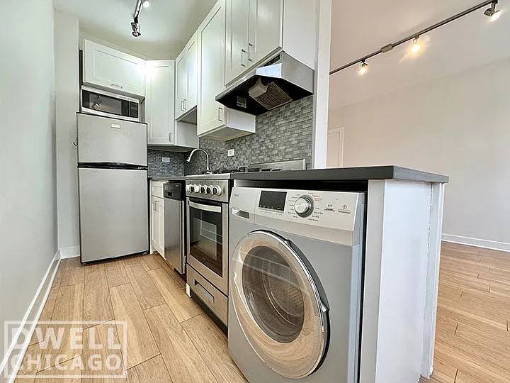 521 W Belmont Ave #32 — Photo 2