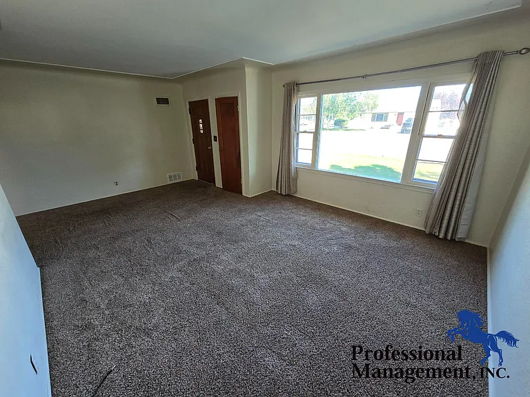 1926 Broadwater Ave — Photo 2