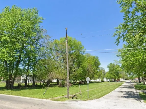 403 S 4th St, Girard, IL 62640