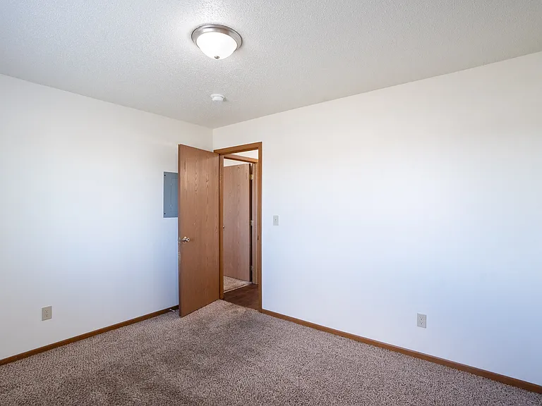 Fargo, ND Carlton Place Apartments | 21C | Bedroom
