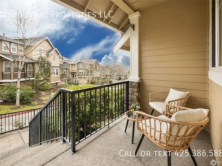 1947 NE Killian Ln #1 — Photo 2