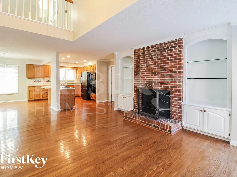 1301 Westminster Dr — Photo 4