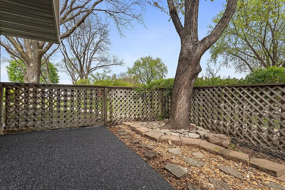1115 Landmark Trl S — Photo 3