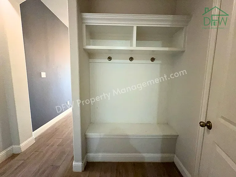 302 Julia Ln — Photo 11